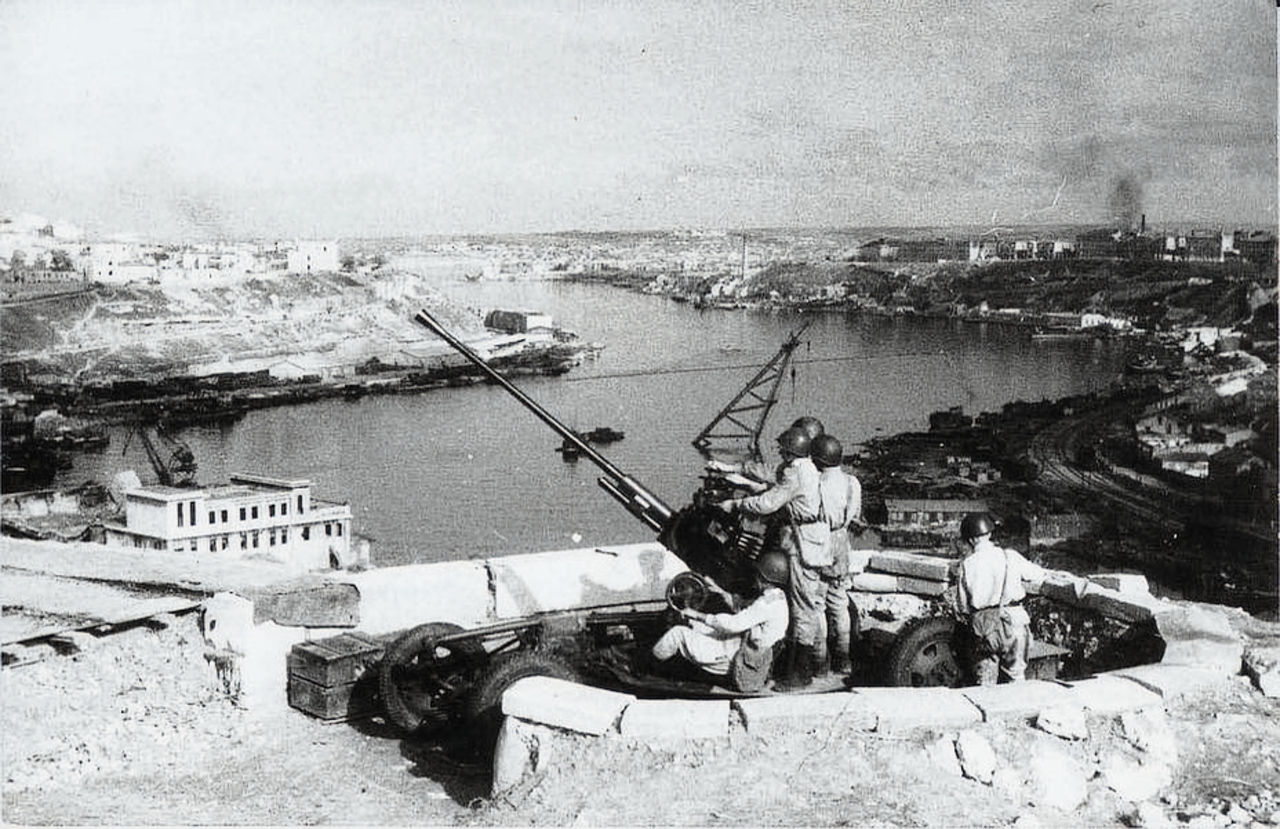 Советские зенитчики и 37-мм зенитная автоматическая пушка в Севастополе