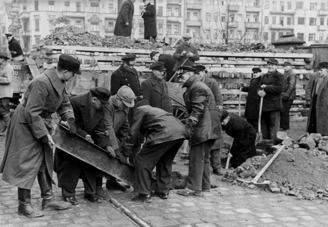 Солдаты фольксштурма возводят противотанковые заграждения, Берлин, 10 марта 1945 года