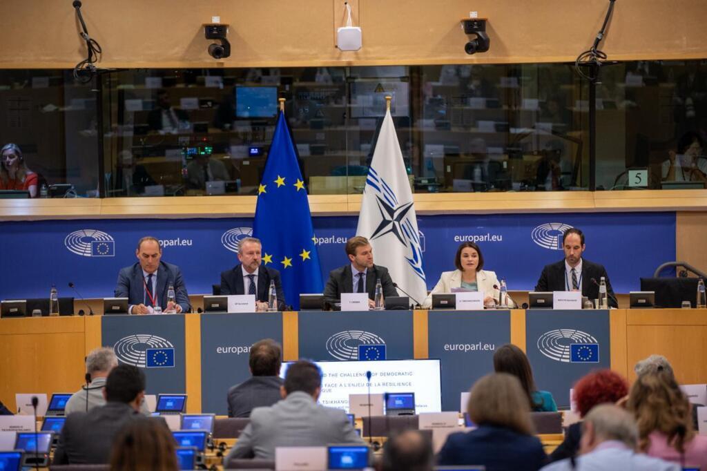 Светлана Тихановская со своими западными кураторами на семинаре Роуз-Рот 15 июля 