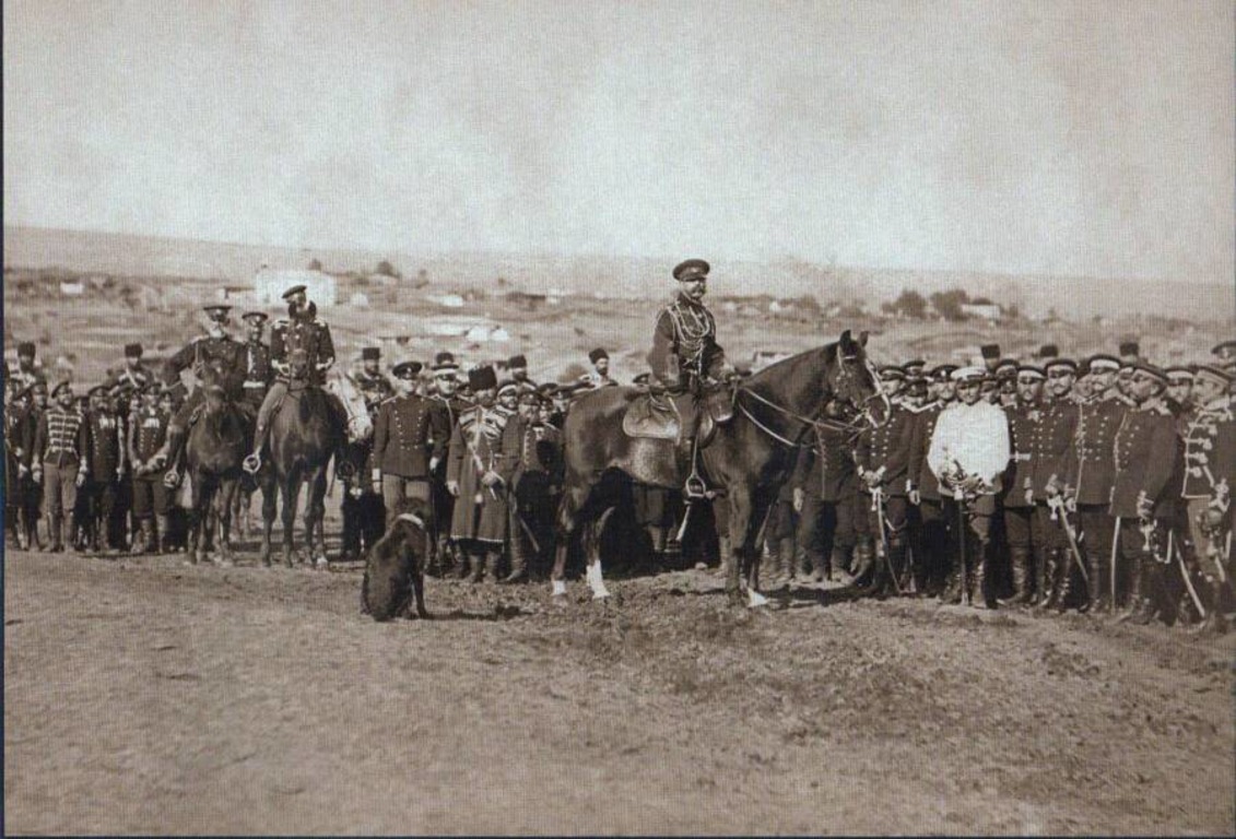 Его Величество Император Александр II со своей гвардией во время осады Плевны, ноябрь 1877 года. Военная фотография