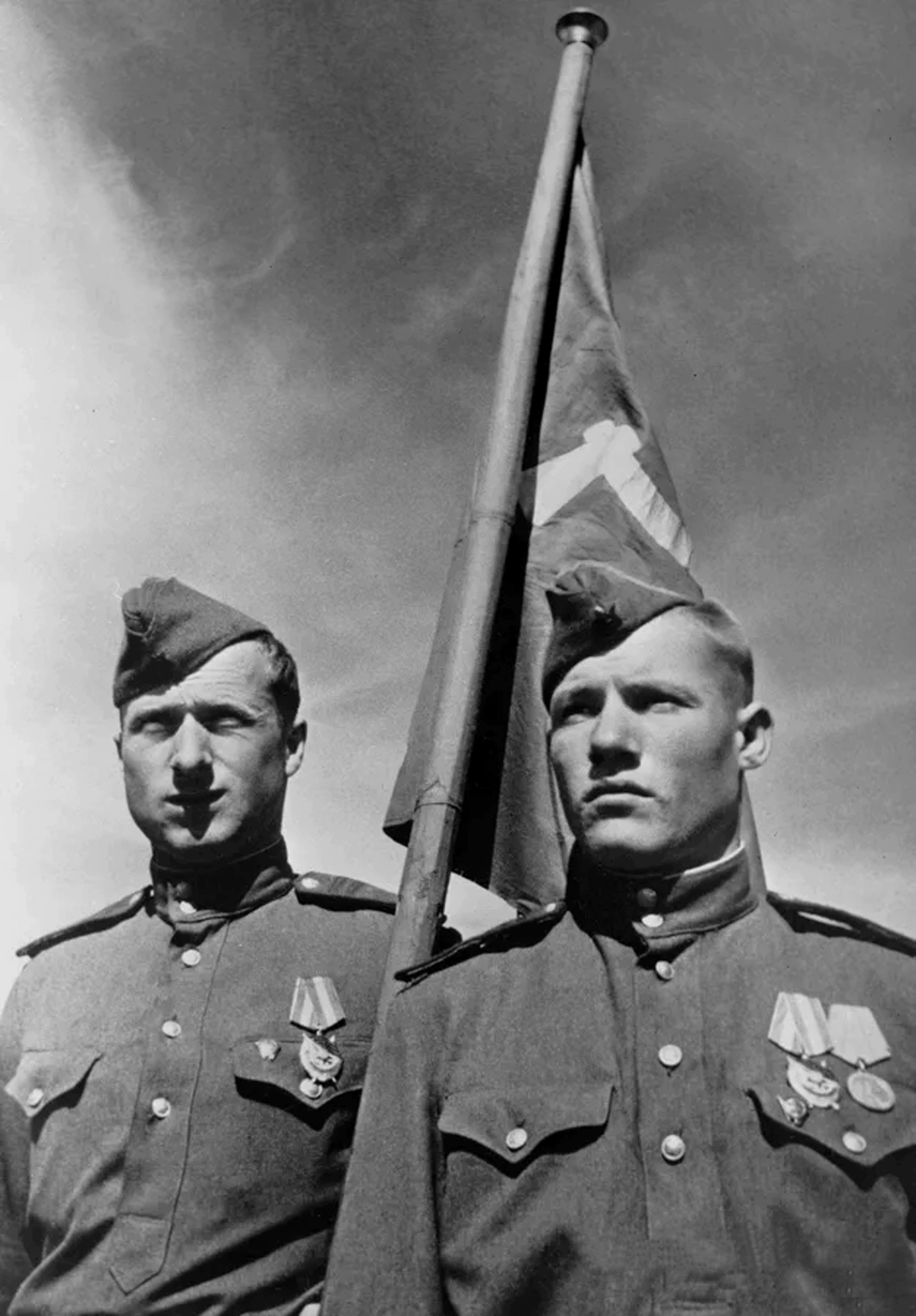 Разведчики 756-го стрелкового полка сержант Михаил Егоров и младший сержант Мелитон Кантария, в мае 1945 года водрузившие красное знамя Победы над Рейхстагом. 