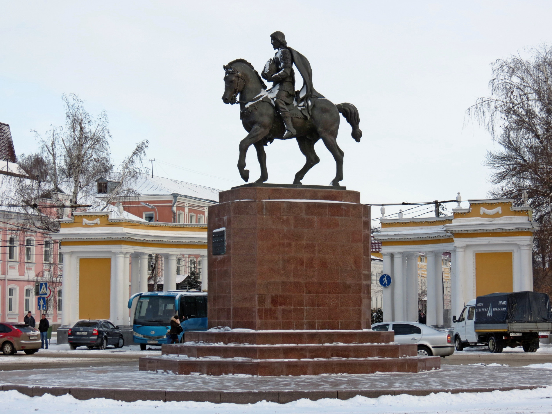 Памятник князю Олегу на Соборной площади в Рязани