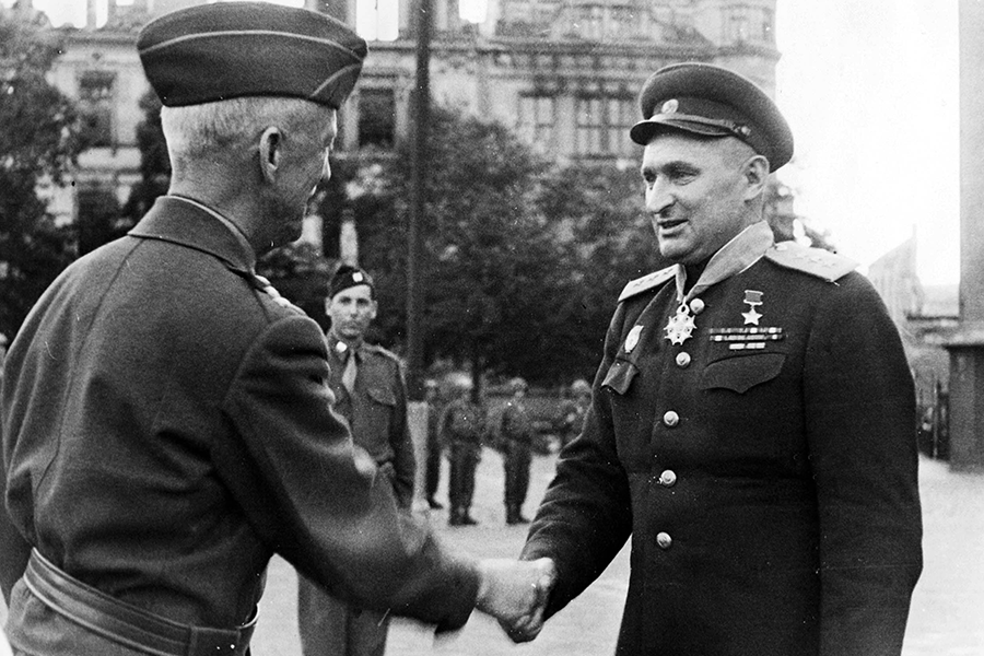 Командарм А.С.Жадов приветствует командарма Ходжеса на фоне американского почетного караула (фото Минобороны РФ)