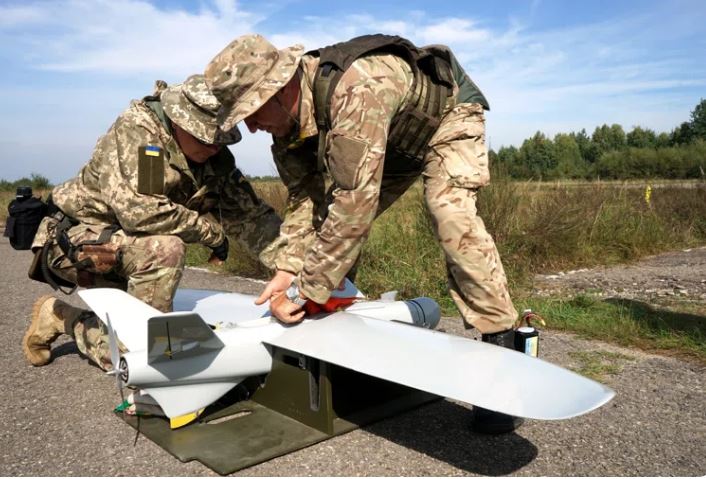 Украинский боевик запускает дрон