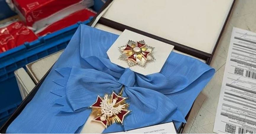 Орден Белого орла, который Зеленский отправил в Польшу по почте. Источник: Фото: V_Zelenskiy_official / Telegram
