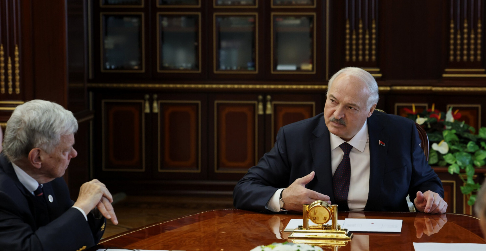 Александр Лукашенко на встрече с Джоном Коулом 15 сентября в Минске.