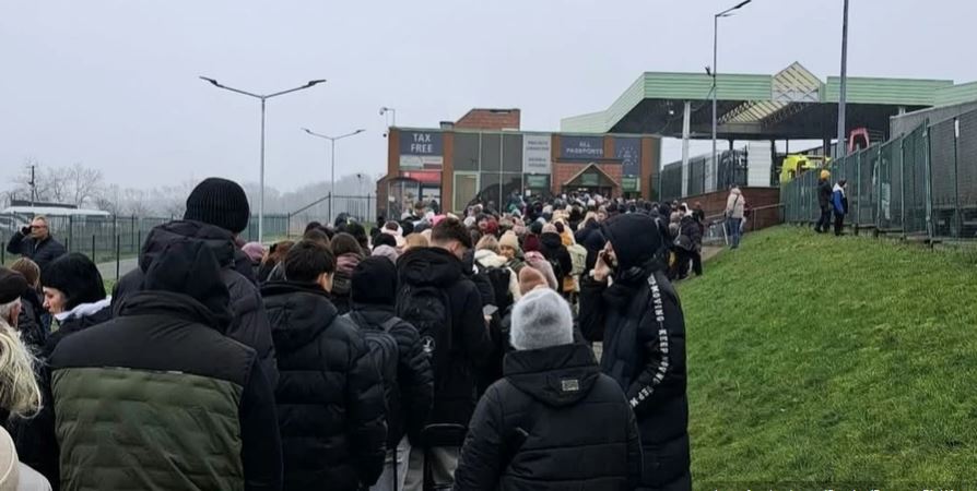 Украинцы, стоящие в очередях на границе с Польшей