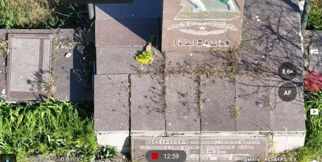 Цветы к памятнику погибшим воинам ВОВ на правобережье Херсонщины