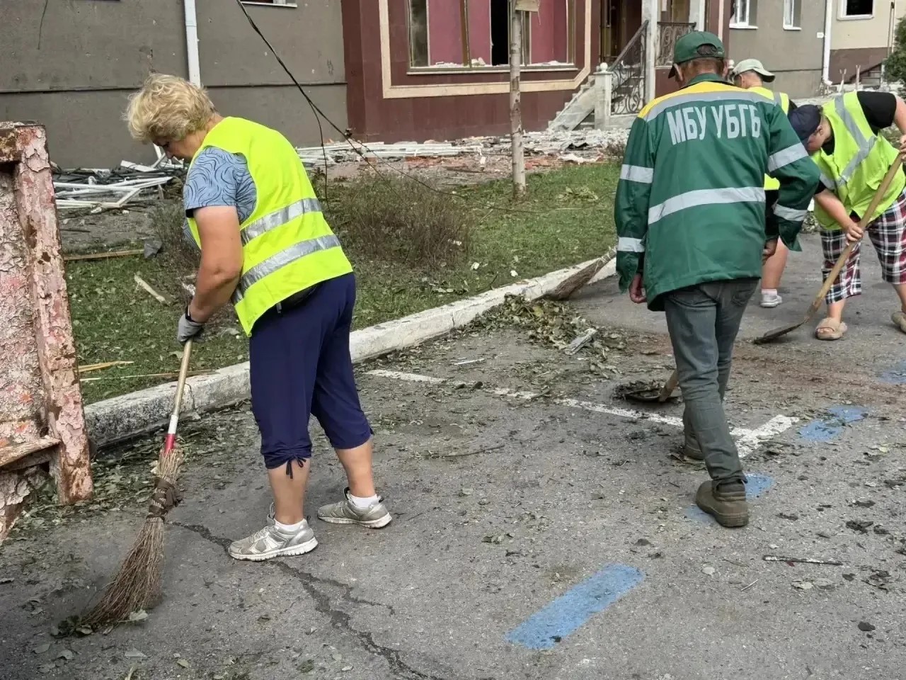 Работа по устранению последствий вражеского обстрела в Белгороде ведётся с утра.