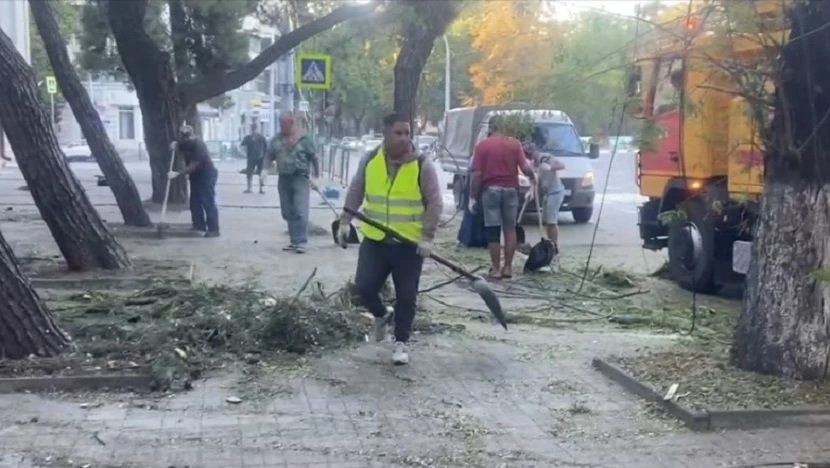 Работники коммунальных предприятий ликвидируют последствия ночной атаки на Новороссийск, фото с сайта Блокнот Новороссийск