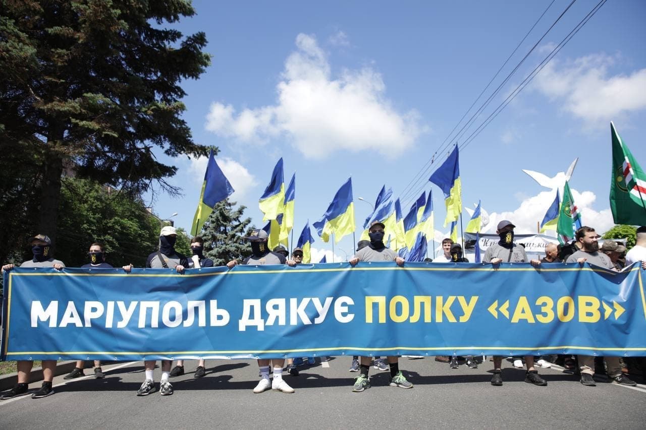 Зачем закрывать свои лица, если благодарите за «освобождение»? Чтобы соседи не узнали?