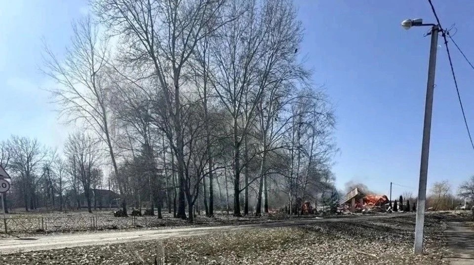 Последствия атаки вражеского БПЛА на социальный объект в селе Смородино Белгородской области. На месте взрыва образовалась огромная воронка. 