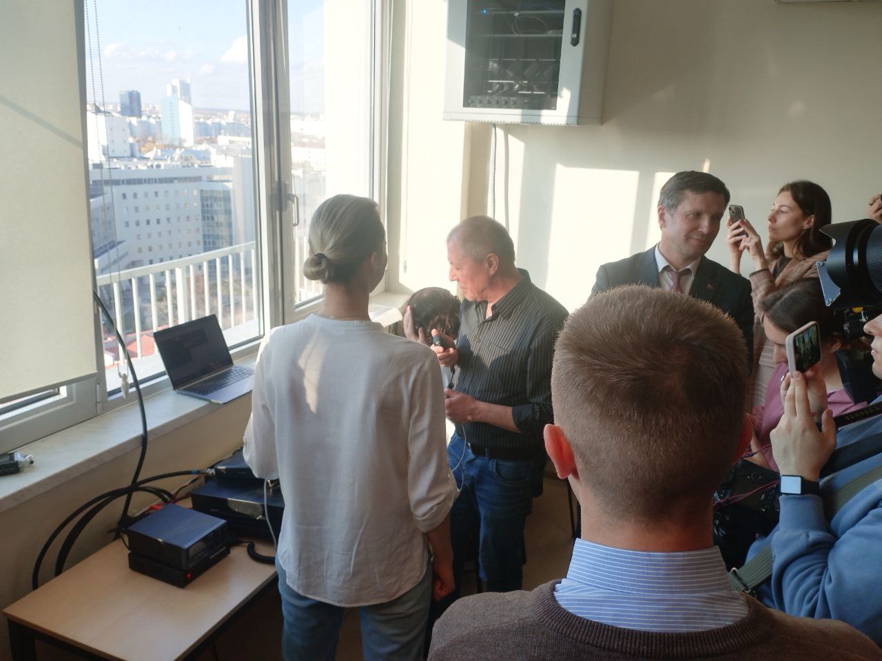 Студенты и преподаватели во время радиосеанса с Василевской 