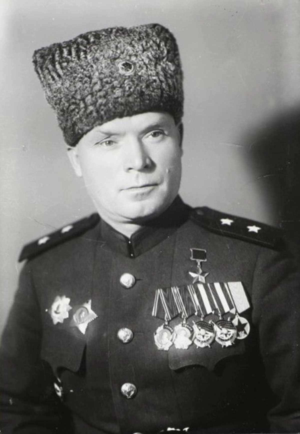 Генерал Дмитрий Данилович Лелюшенко на военной фотографии.