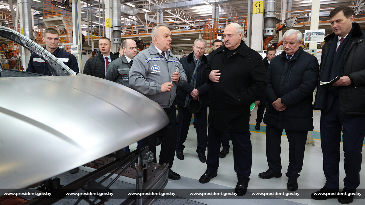 Лукашенко стремится максимально заместить в республике западные легковые авто отечественной продукцией, пусть пока из китайских деталей. Источник: president.gov.by