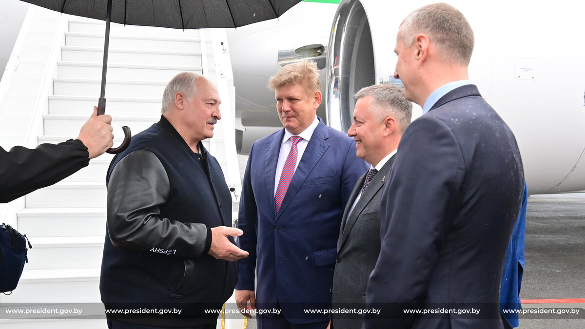 Встреча в иркутском аэропорту и трапа самолёта. Источник: president.gov.by