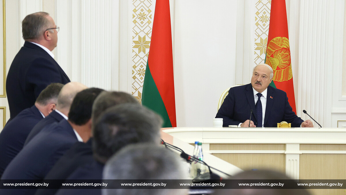 Изначально Лукашенко собрал чиновников для обсуждения пассажирских перевозок, но беседа перешла на тему коррупции. Источник: president.gov.by