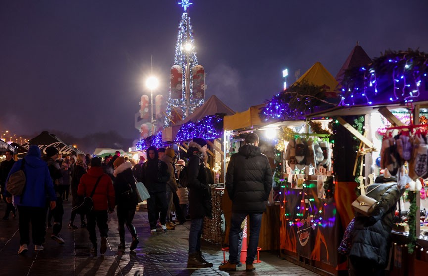 Рождественские ярмарки начали работать в Белоруссии ещё за две недели до праздников, и с посетителями проблем не было. Источник: БелТА