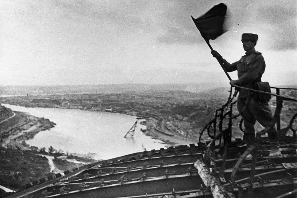 Водружение штурмового флага на Историческом бульваре. Фото Музея-заповедника героической обороны и освобождения Севастополя
