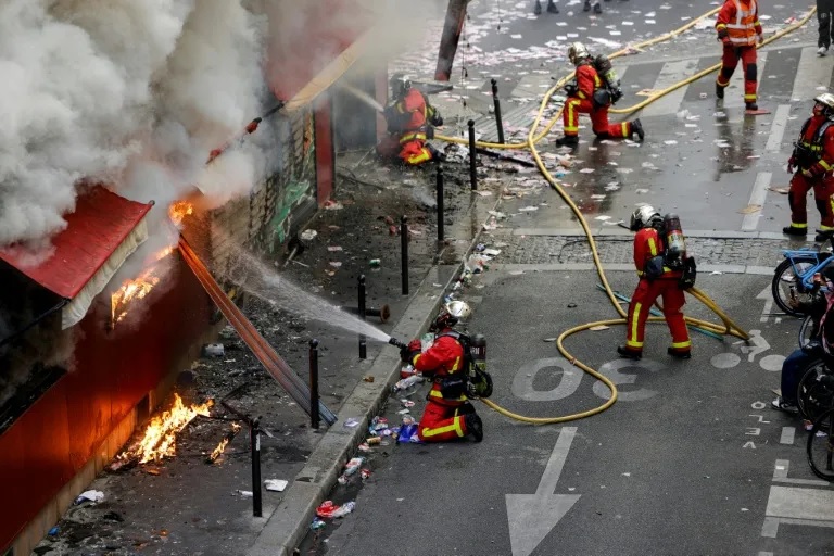 Тушение пожара в парижском баре La Barrique 17.10.2026 / Geoffroy Van Der Hasselt / AFP