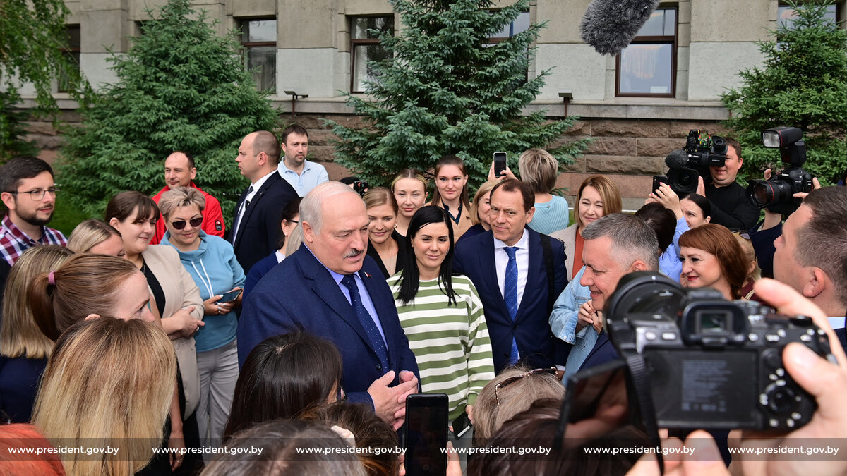 : Не обошлось и без тёплой встречи с местными жителями. Лукашенко – гость для иркутян, но особый, почти как сосед из дома напротив. Источник: president.gov.by