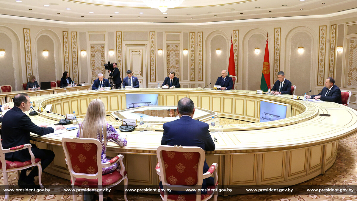 Этот зал главной резиденции Лукашенко стал уже традиционным местом переговоров с российскими региональными делегациями