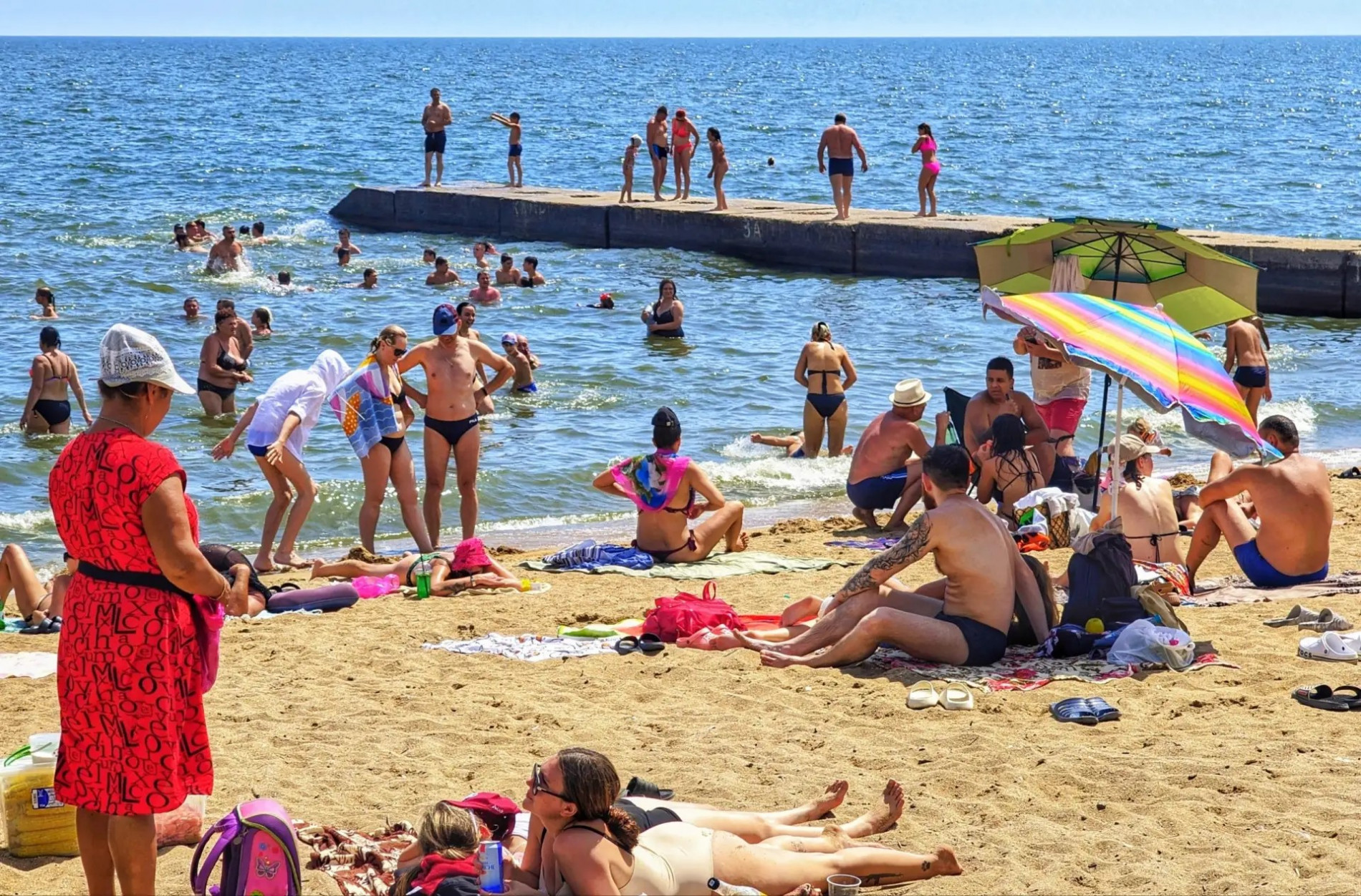 Пляж в Мариуполе. Людей достаточно много. Канал «Наш Мариуполь»