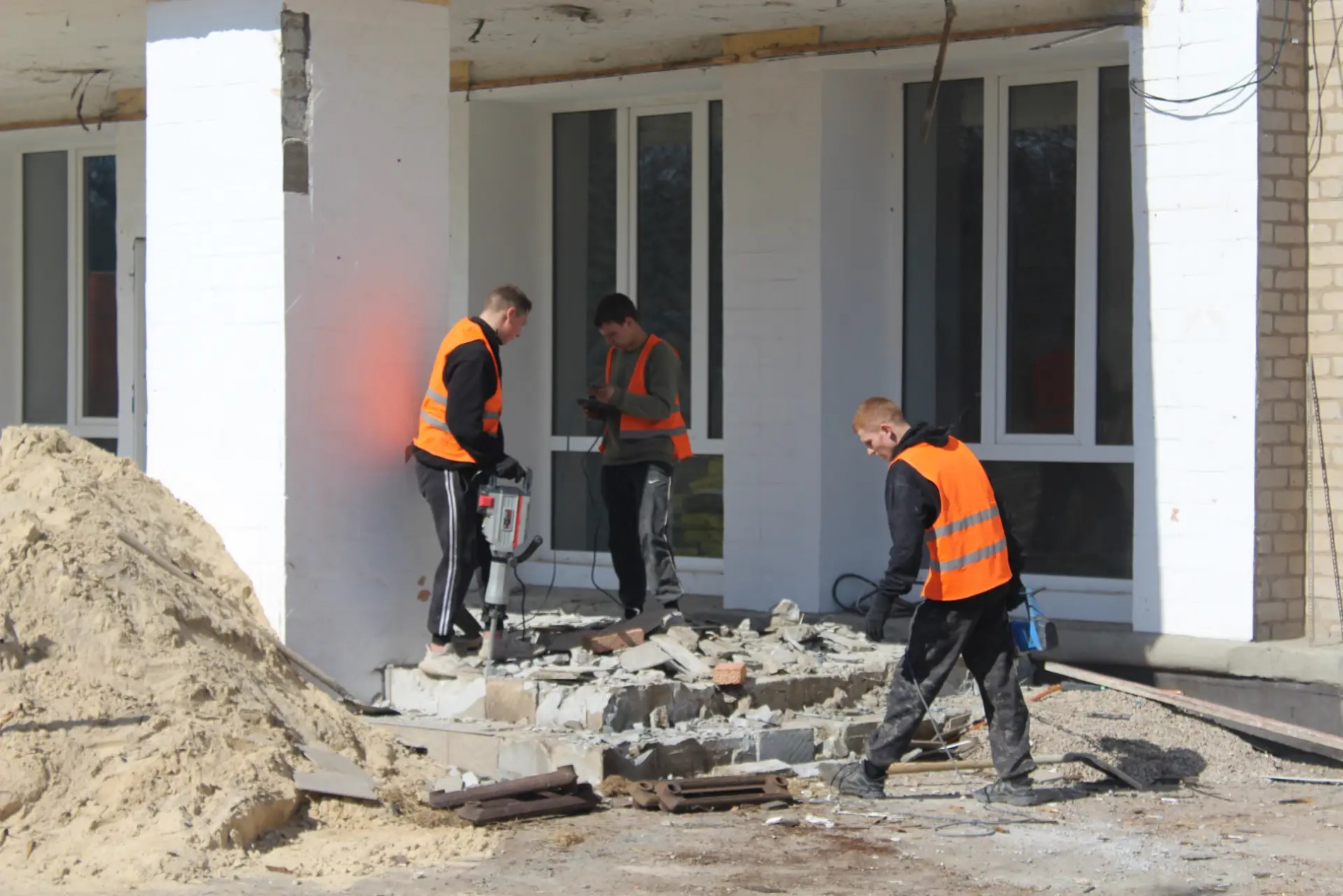 В Зимогорье ремонтируют среднюю школу