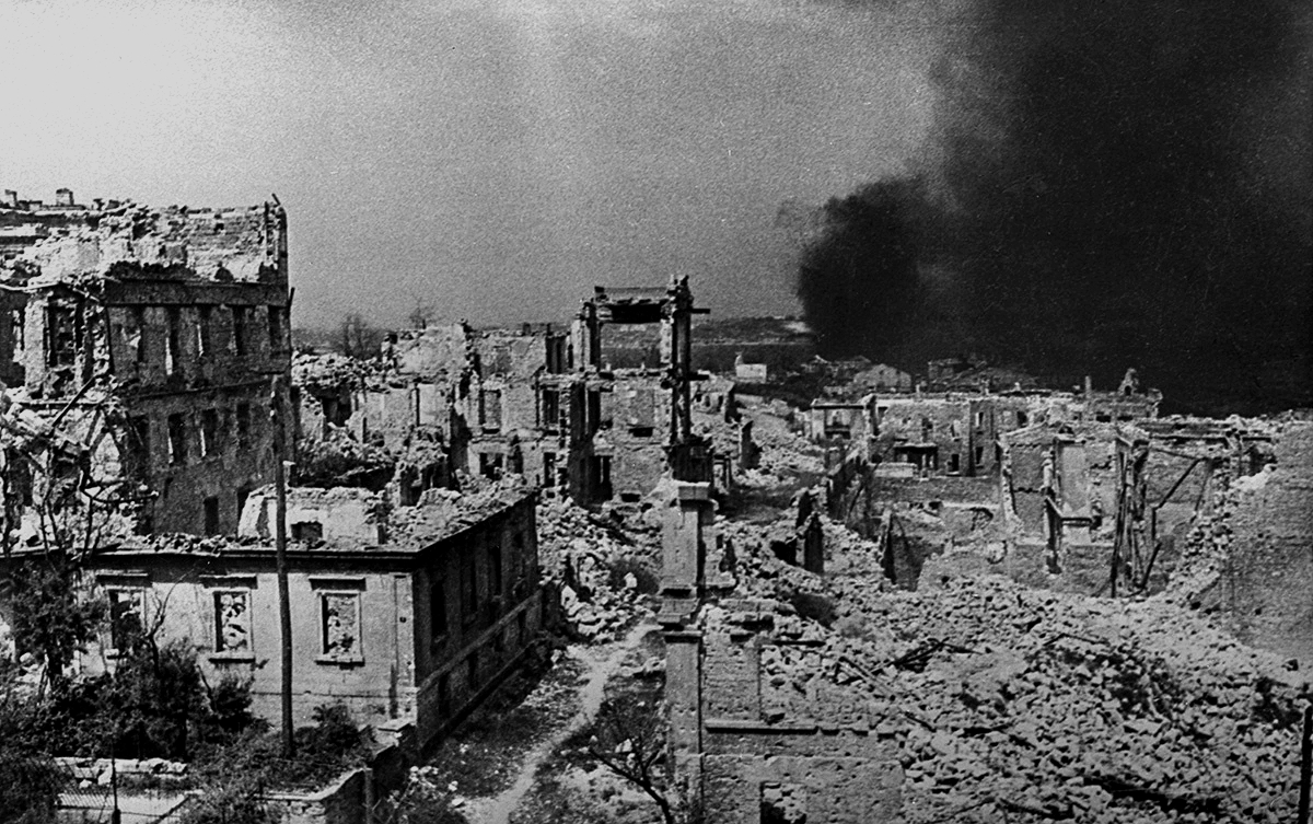 Руины освобождённого Севастополя на фотографии. Е Халдея.