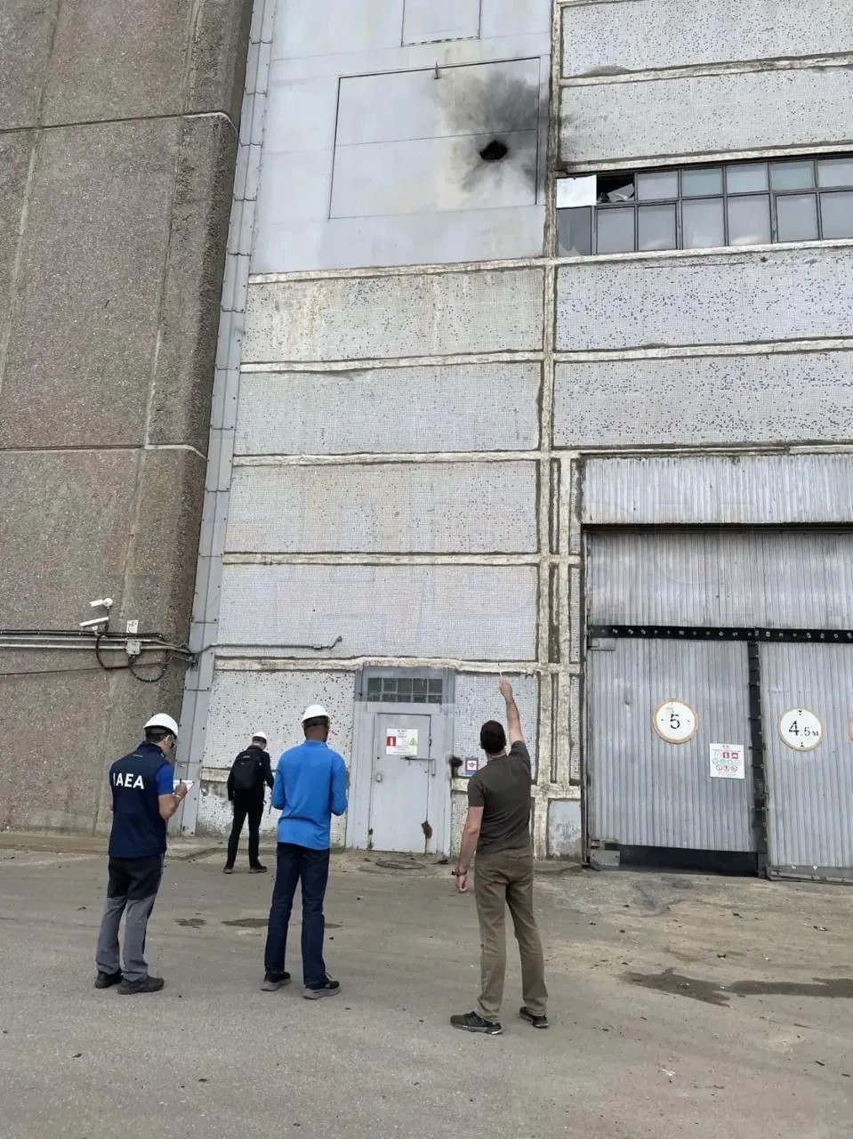 Представители МАГАТЭ осматривают последствия удара ВСУ по зданию энергоблока № 6. Источник – военкор Евгений Поддубный