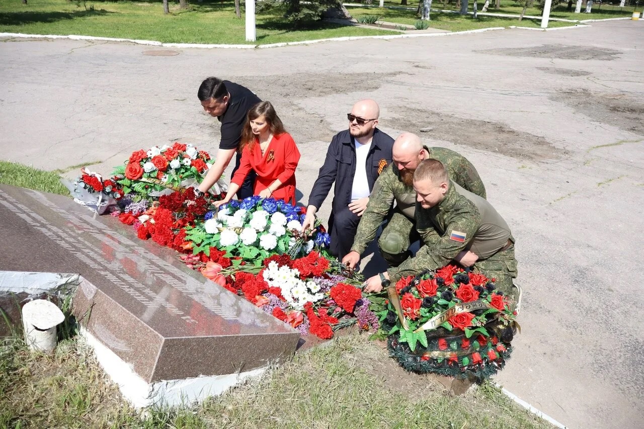 В Горловке возложили цветы к памятнику в сквере Советской армии