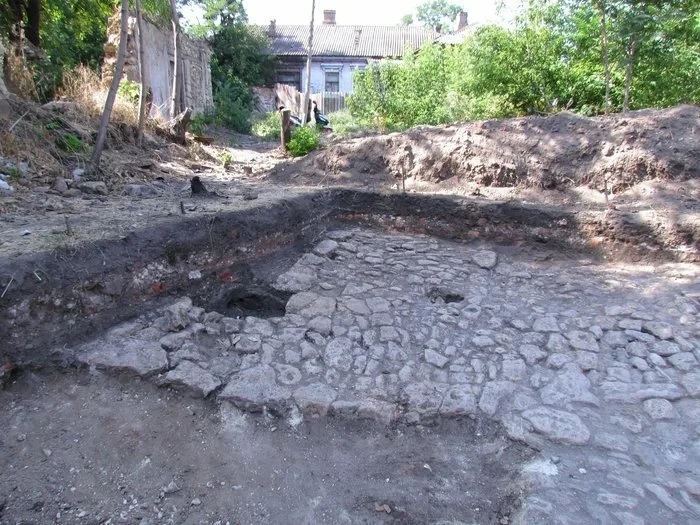 Во время раскопок была обнаружена казацкая люлька (трубка), что и стало основанием для объявления Мариуполя городом украинским