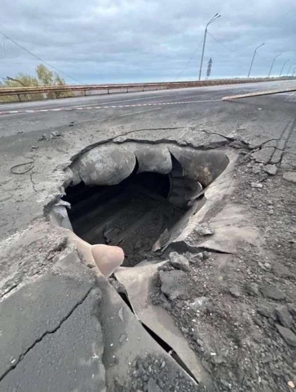 Последствия прилёта российской ракеты на Южном мосту в Днепропетровске.