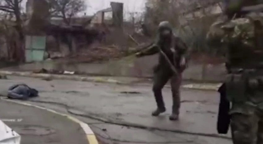 Украинские военные раскладывают покойников на улицах Бучи