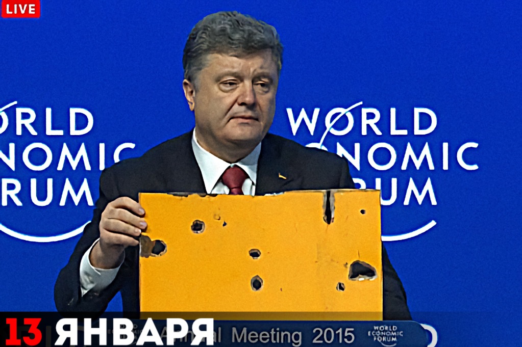 Пётр Порошенко выступает на Всемирном экономическом форуме в Давосе с куском обшивки автобуса, обстрелянного ВСУ под Волнавахой