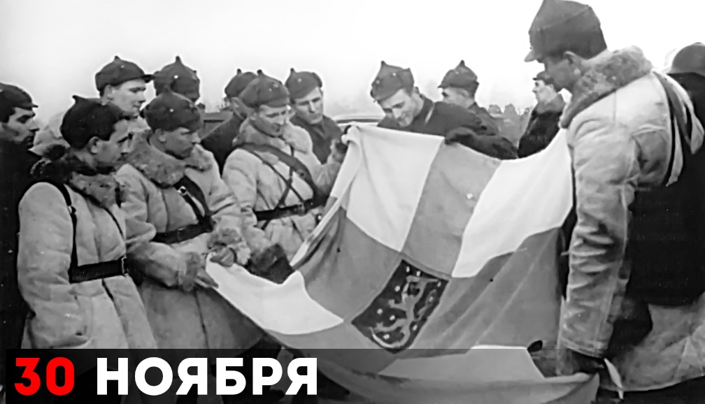 Военные Красной Армии рассматривают добытые в бою трофеи