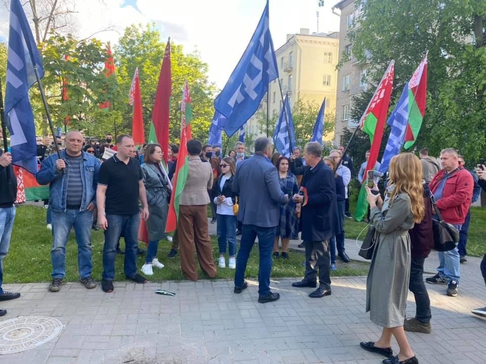 Митинг Либерально-демократической партии Беларуси в Минске возле латышского посольства