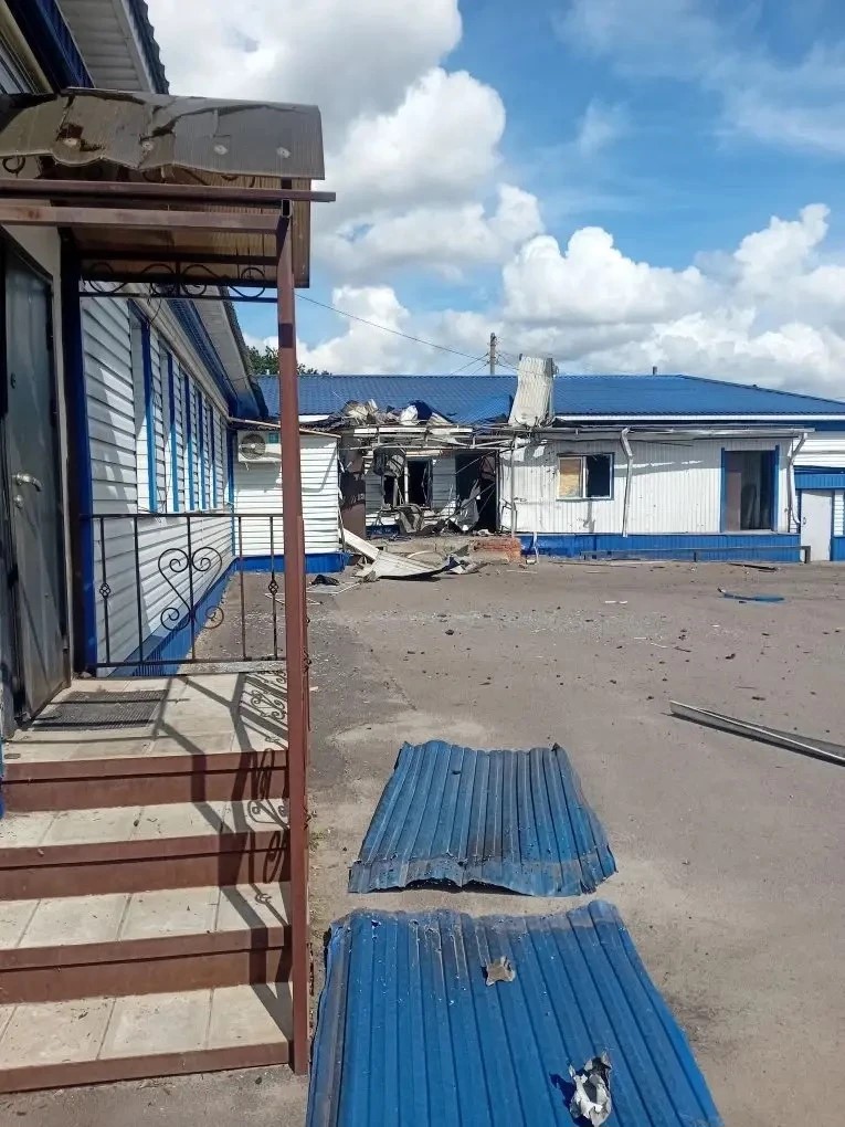 Результат вражеской атаки по пекарне и магазину в Курской области, фото из канала Александра Хинштейна