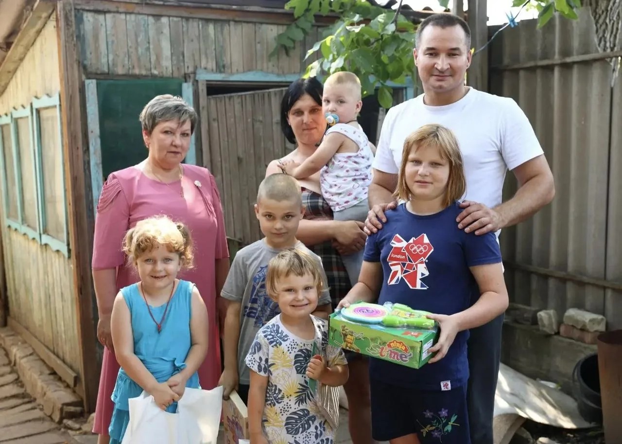 Ринат Садыков посетил многодетные семьи Лисичанска. Фото из канала Новости Северодонецк - Лисичанск - Рубежное + Кременная