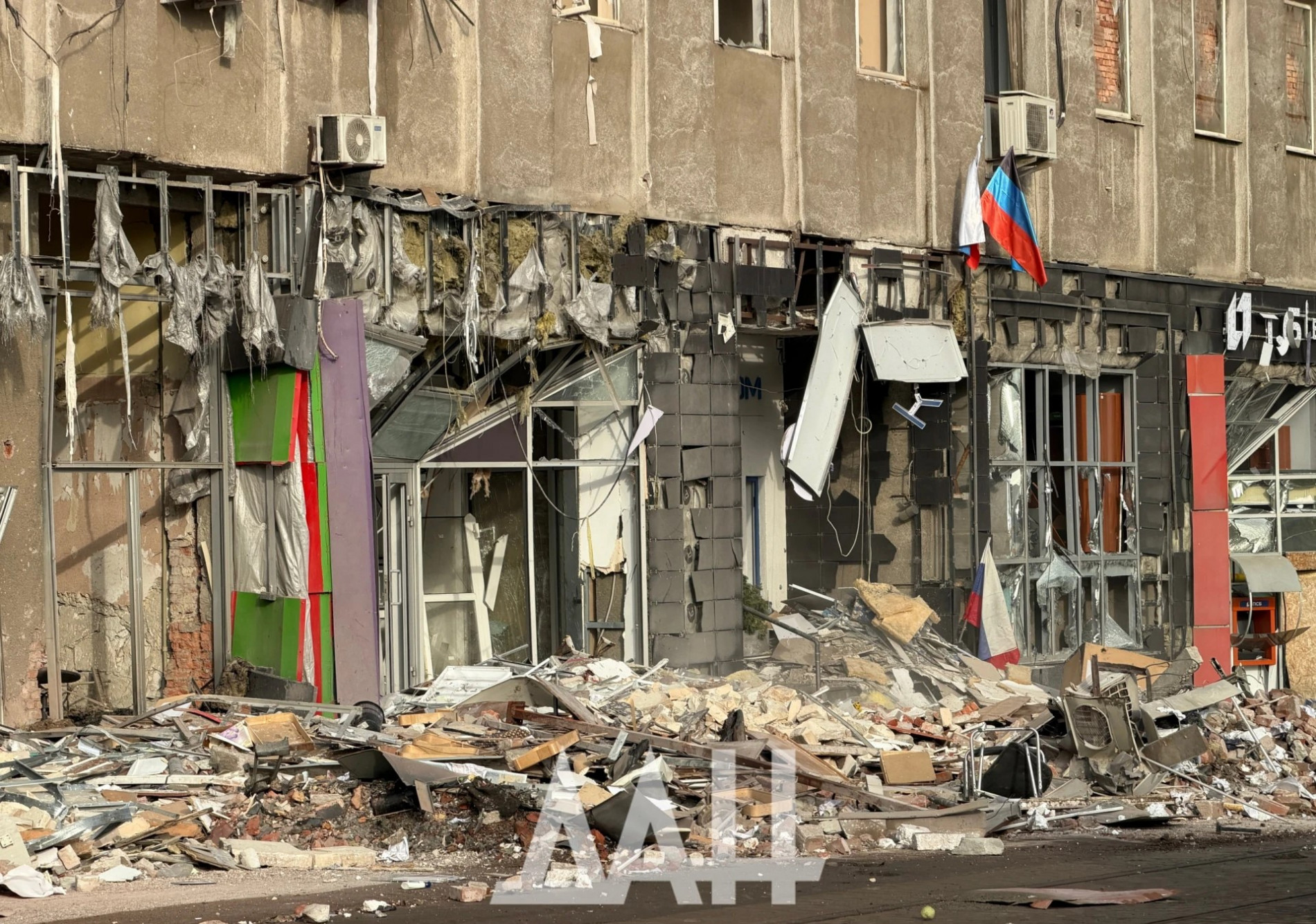Последствия удара ВСУ по Донецку в ночь на 20 октября (фото с канала Донецкого агентства новостей)