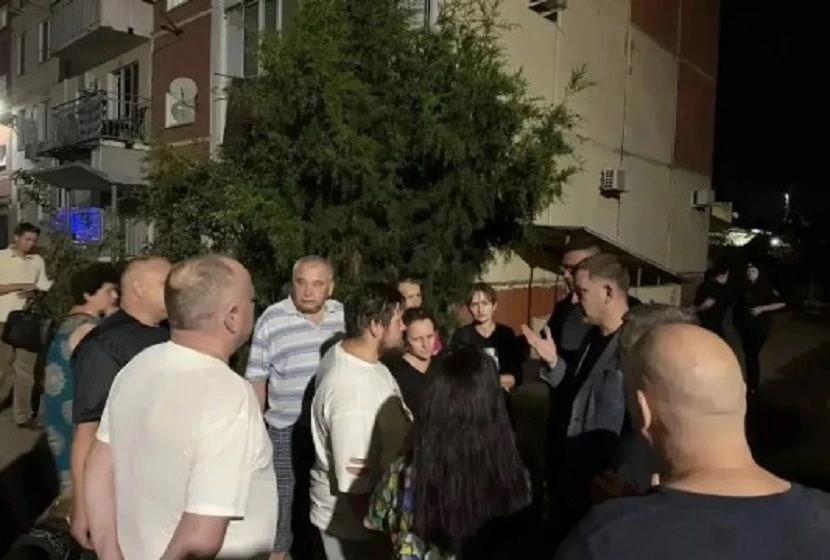 Во дворе пострадавшего дома развёрнут оперативный штаб, где жители могут получить информацию и помощь. 