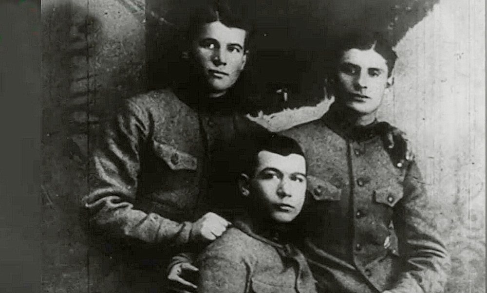 Комсомолец И.Д. Черняховский (крайний слева) в возрасте 16 лет