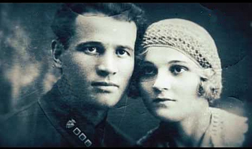  Молодой красный командир И.Д. Черняховский и его избранница Анастасия Добрянская