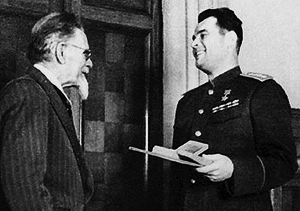 М.И. Калинин вручает И.Д. Черняховскому вторую звезду Героя Советского Союза