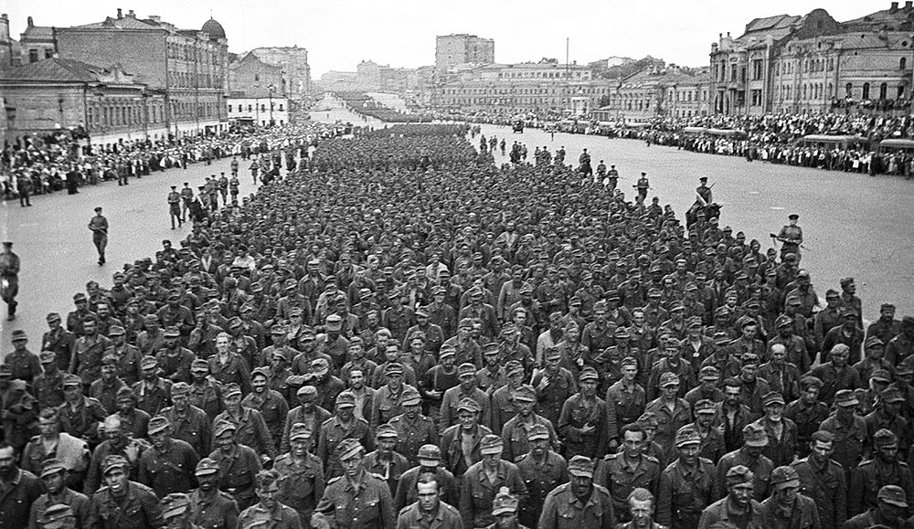 Свежепленённые в ходе операции «Багратион» немцы на знаменитом марше побеждённых в Москве 17 июля 1944 года