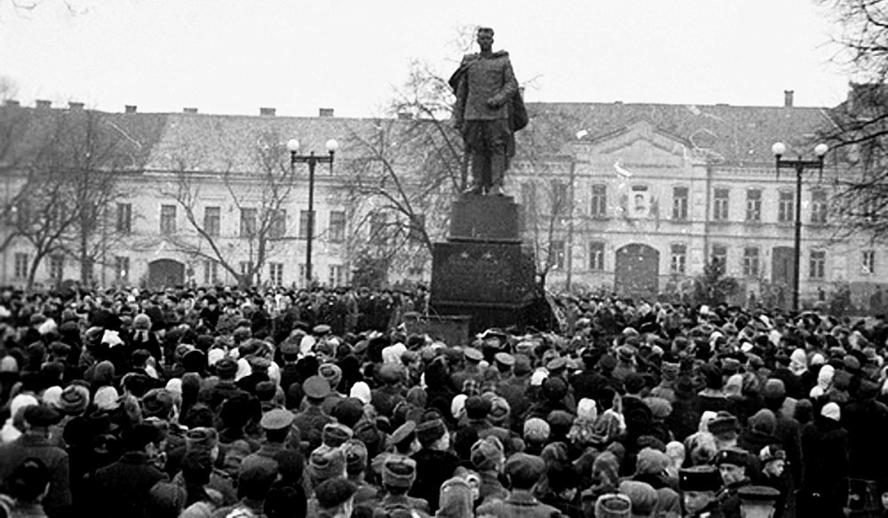 На открытии памятника дважды Герою Советского Союза И.Д. Черняховскому в Вильнюсе в 1950 году яблоку негде было упасть: люди были искренне благодарны генералу за освобождение и сохранение города от разрушений