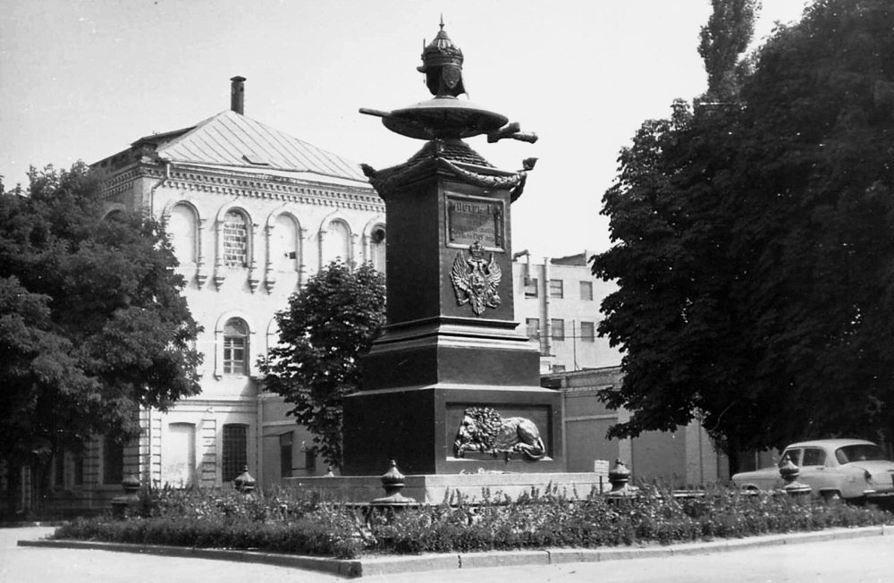 Так выглядел памятник на месте отдыха Петра I в Полтаве в спокойное для него советское время. Единственная утрата – доска внизу пьедестала с надписью «Сооружён в царствование Николая I»