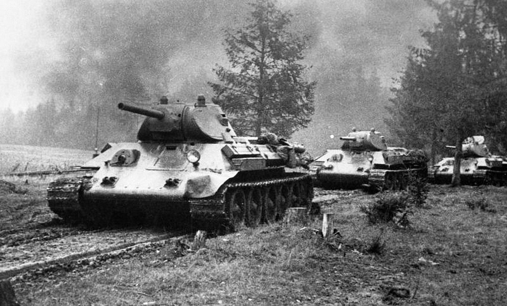 Советские танки Т-34 на марше во время боев на Бородинском поле под Москвой (где, кстати говоря, тяжело ранили Хауссера)