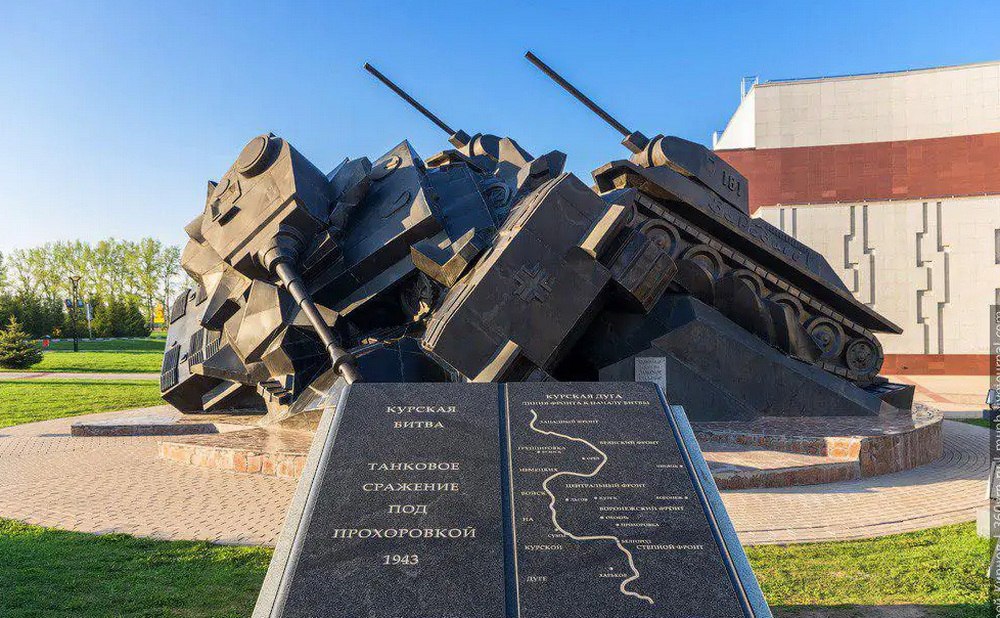 Один из таких танковых таранов запечатлён на монументе музея-заповедника «Прохоровское поле»