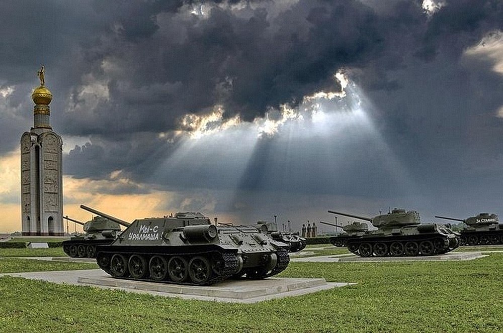 Победные советские танки Т-34 и САУ-122 в экспозиции музея-заповедника «Прохоровское поле»